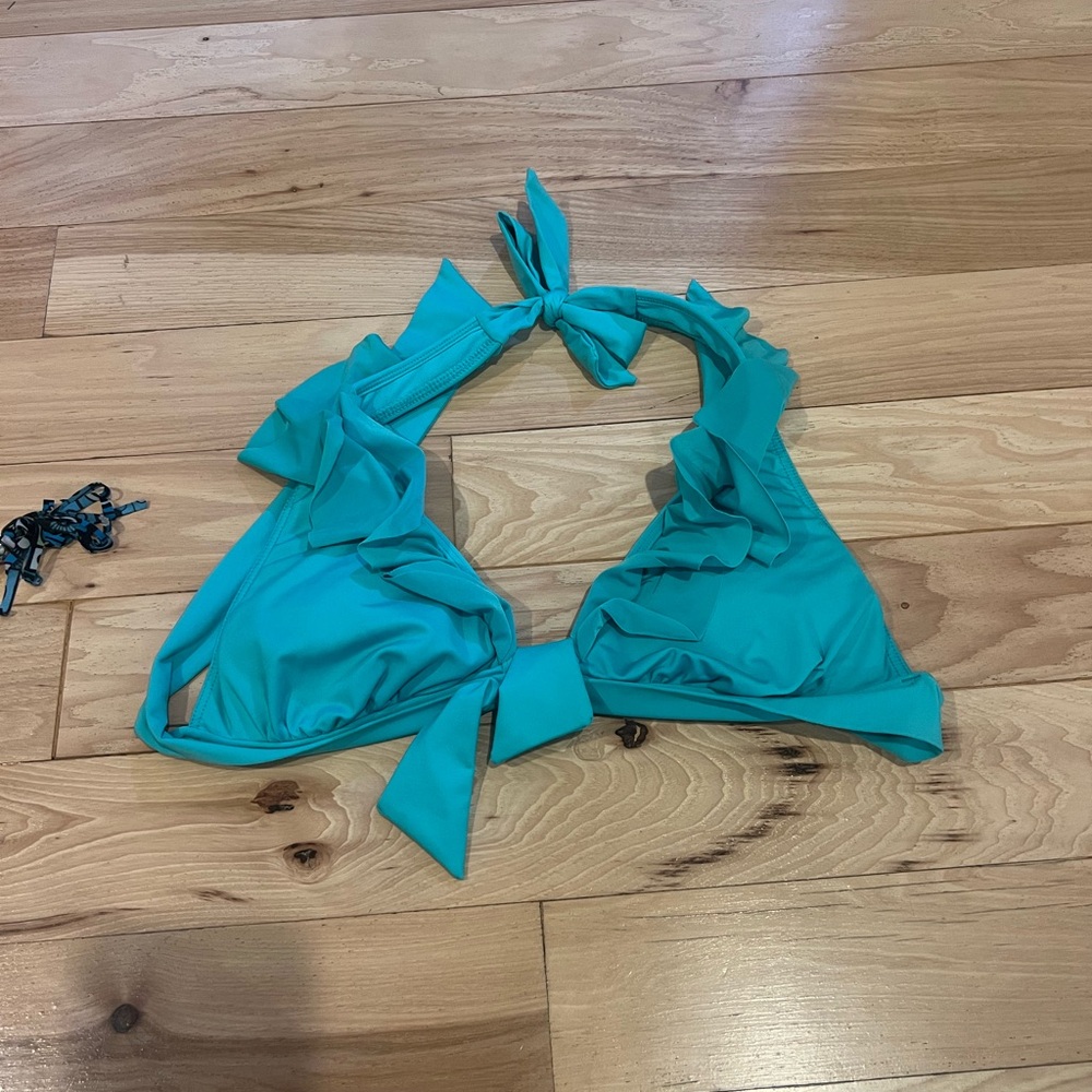 Kenneth Cole ruffle bikini top! Size Medium. Aqua.